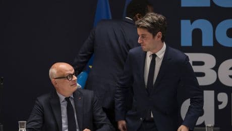 Gabriel Attal admire Edouard Philippe, Clémentine Autain sape Raphaël Glucksmann… les indiscrétions politiques de Challenges