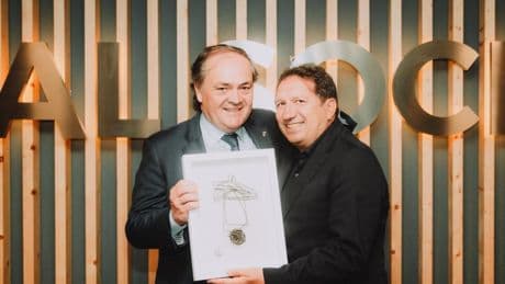 Eusebio Sacristán, homenajeado por la Real Sociedad en su vuelta a Anoeta