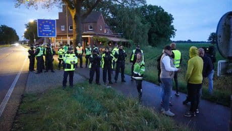 Voor de tweede avond op rij kwamen burgers zondag bijeen om eigenhandig ‘grenscontroles’ uit te voeren