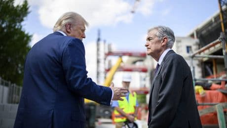 Trump contro Powell: “Tagli i tassi, valuto causa contro di lui”
