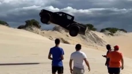 Spektakulärer Strand-Unfall - Supermarkt-Millionär mit Dünen-Stunt