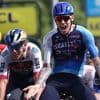 Britse sprinter verrast favorieten met zege in Dauphiné, Remco Evenepoel blijft ondanks val in gele trui