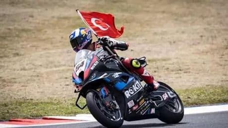 Milli motosikletçi Toprak Razgatlıoğlu, İtalya'da kazanarak tarihe geçti!