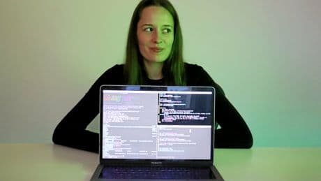 Amy Plant, la youtubeuse qui explose les algorithmes (et les clichés)
