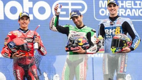 Zarco triunfa en la carrera más loca de MotoGP