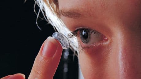 Adiós a la miopía: así son las revolucionarias lentillas orto-k que se usan para dormir y permiten vivir sin gafas