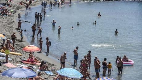 Rubano negli zaini di due bagnanti in spiaggia, 5 minorenni denunciati