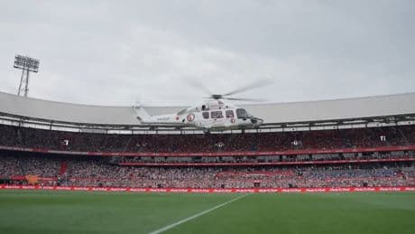 Das ganze Stadion feiert es - Raten Sie mal, wer HIER mitten auf dem Platz landet!