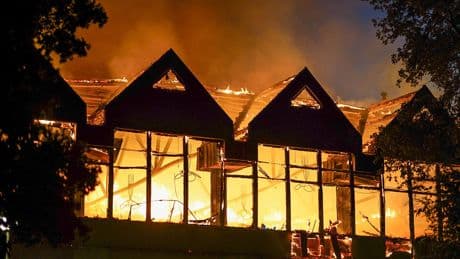 Vlammenzee zet oud distributiecentrum in Middenbeemster in lichterlaaie