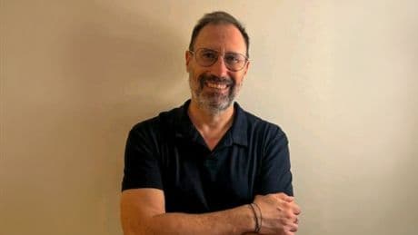 Raúl Pérez Cutillas, psicólogo: “Convivir con personas con las que no se suele pasar tiempo, como padres, suegros o amigos, puede generar tensiones si no se establecen ciertos límites en verano”
