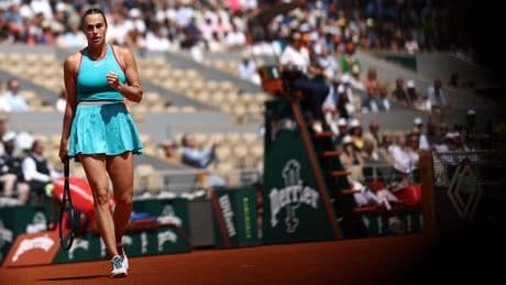 Sabalenka knokt zich langs Zheng naar halve finale op Roland Garros