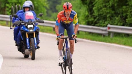Dagzege Carlos Verona in 15e Giro-rit, Primoz Roglic verliest fors