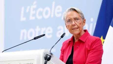 Dans un contexte politique instable, la drôle de rentrée d’Élisabeth Borne