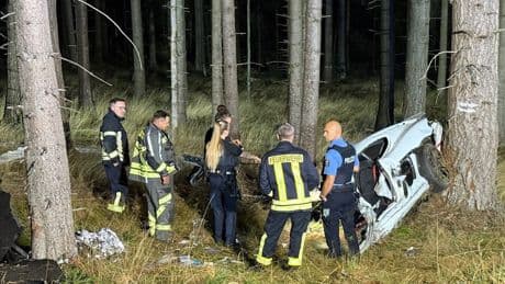 Auto in zwei Teile gerissen - Zwei Männer sterben bei Porsche-Unfall