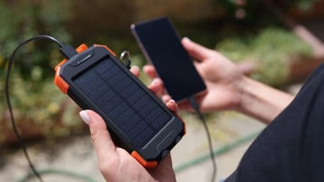 Open Air Konzerte: Solar-Powerbank und Co.: Diese Gadgets sind ein Must-have auf jedem Festival