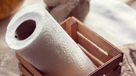 El truco de una cocinera para no llorar al cortar cebolla con un elemento de tu cocina que usas a diario: “Sólo tendrás que mojar un trozo de papel absorbente y colocarlo encima de la tabla”