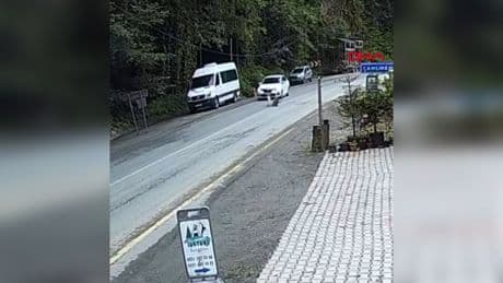 Seyir halindeki otomobilin önüne kaya düştü: O anlar kamerada