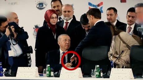 Bizarres Machtspiel - Erdogan schüttelt Macron den Finger