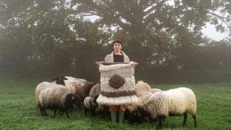 Así es la moda que se hace con la lana de las ovejas de cara negra de Karrantza