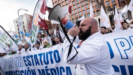 Los médicos aplazan a junio la huelga para estudiar el nuevo borrador del Estatuto Marco