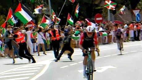 Intento de boicot a la Vuelta a España en Navarra: ikurriñas y banderas palestinas en Lumbier