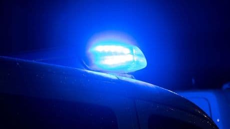 Mutter vergisst Teenager-Sohn auf Autobahn-Parkplatz