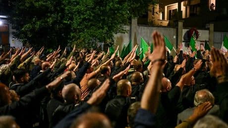 İtalya'da 50 yıl önce öldürülen genç için "faşist selamı" ile anma