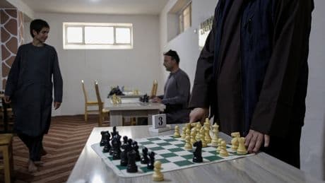 El clandestino camino de persecuciones de los talibanes al ajedrez