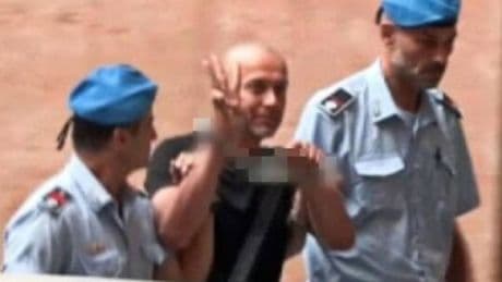 Confermato l'arresto del "sabotatore" ucraino. E lui fa il gesto del tridente