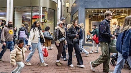 Amsterdammers kopen jaarlijks 19 kilo textiel: ’Gelijk aan uitstoot van 77.000 auto’s’