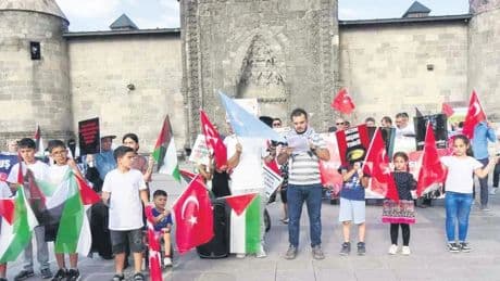 Sağlık çalışanları Gazze için yürüyor