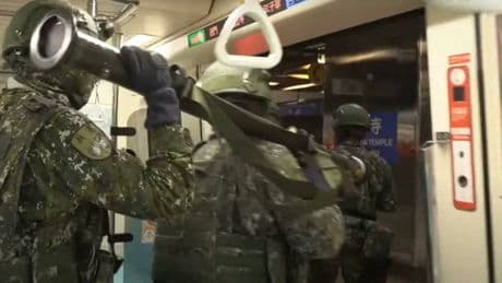 Soldati armati di Stinger nella metropolitana: lo scudo "guerriglia" contro le mire della Cina
