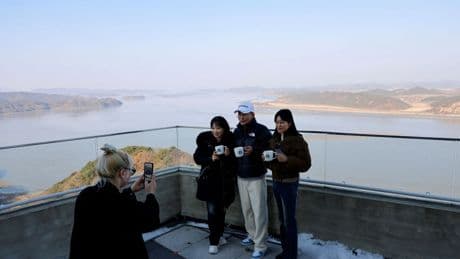 Koffie met uitzicht op Noord-Koreaanse propaganda: ‘Wij leven in welvaart en zij moeten doen alsof’