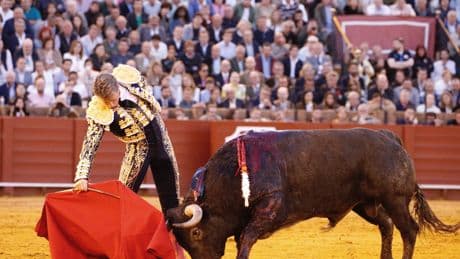 Nunca deis a Victorino por muerto: la bravura de Mosquetón y Escribano se conjuran en Sevilla