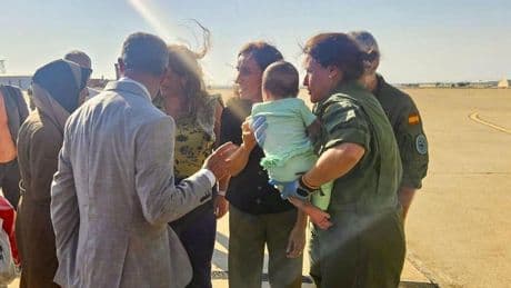 Cruces tratará a tres de los trece niños gazatíes enfermos llegados ayer a España