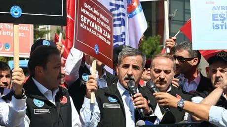 İş bırakan memurlar Hazine ve Maliye Bakanlığı'nın önünde: 'Tesis edenin alnını karışlarım'