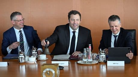 Kabinettssitzung ohne Kanzler Merz - Klingbeil kann Kanzler üben
