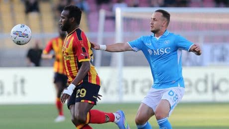 Lobotka infortunato, il centrocampista del Napoli sostituito contro il Lecce. Cosa è successo, le ultime