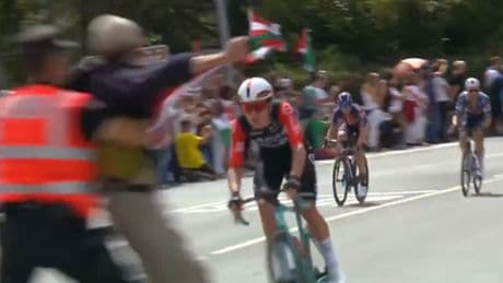 Vuelta-peloton ontsnapt aan gigantisch drama: pro-Palestinademonstraten rennen lukraak peloton in