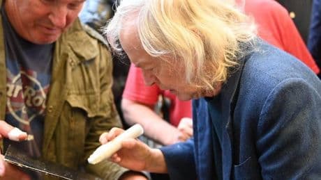 Autogramme am Luxus-Hotel: AC/DC trifft jubelnde Fans vor Konzert in Düsseldorf – noch Tickets erhältlich