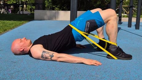 Gesunder Rücken: Diese Fitnessband-Übungen helfen bei langem Sitzen