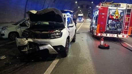Incidente tra due auto e un camion in galleria Borzoli, ferito estratto da lamiere auto