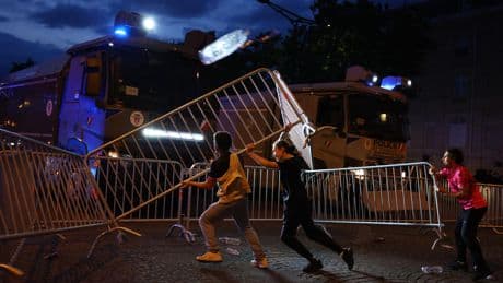«Après les barricades de la Fronde et de la Commune, la France s’habitue aux émeutes footballistiques»