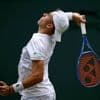 Wimbledon. Un joueur abandonne après avoir reçu un service de son coéquipier dans la nuque