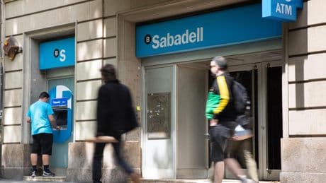 La opa del BBVA al Sabadell agota el margen para más fusiones bancarias en Catalunya