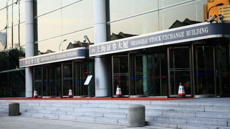 China se perjudica con tres mercados bursátiles en competencia