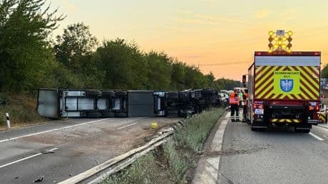 Unfall: Laster kippt um - mehrere Hunderttausend Euro Schaden