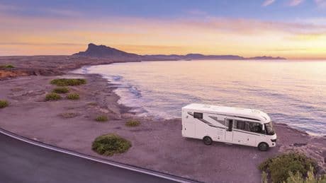 Camper mania: dalla cambusa alle ricette fino ai giochi da fare a bordo, i consigli di viaggio