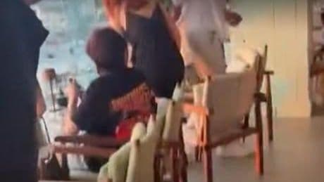 Depreme AVM'de yakalandılar! Panik anları saniye saniye kaydedildi