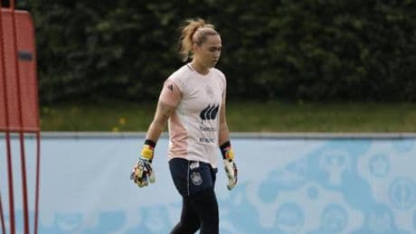 Cata Coll debuta en la portería en el once de gala de España ante Suiza